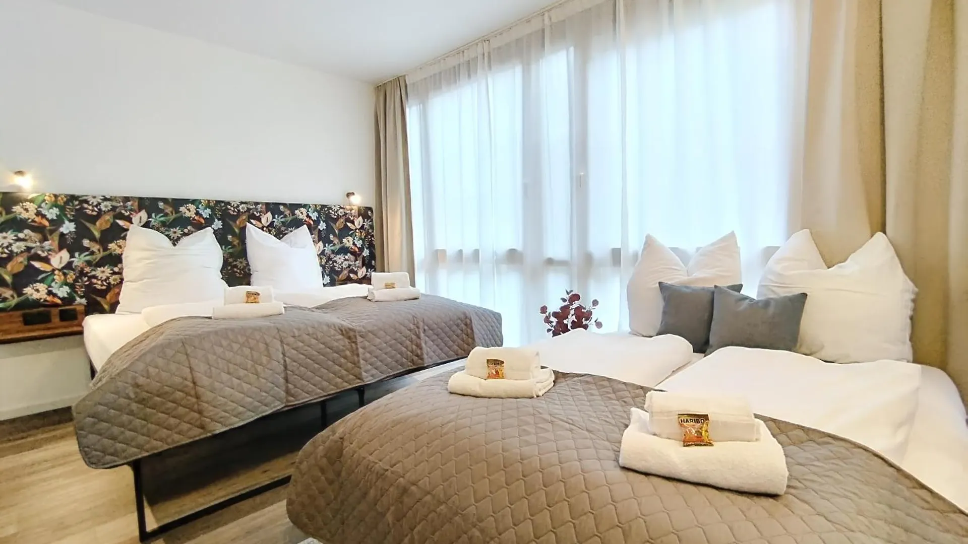 Design-Apartment Fuer Bis Zu 4 Im 1 Og, Modern, Dachterrasse, Grill, Ruhige Lage, Disney Plus, Wii, Lan Und Wlan Нюрнберг 0*,