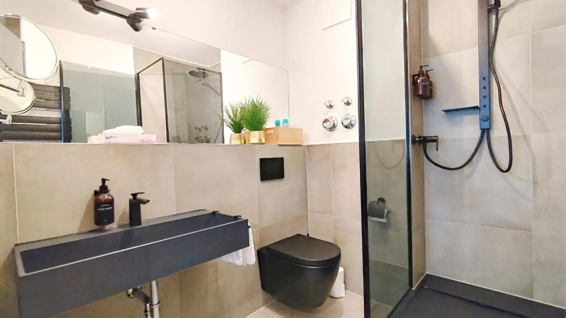 Design-Apartment Fuer Bis Zu 4 Im 1 Og, Modern, Dachterrasse, Grill, Ruhige Lage, Disney Plus, Wii, Lan Und Wlan Нюрнберг 0*,